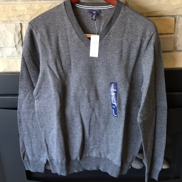 Gap Gray V-Neck Sweater. Size M NWT - Picture 2 of 4